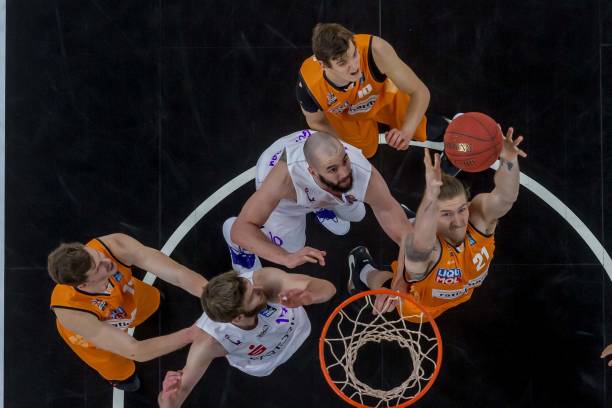 的球迷在首 的球迷在首